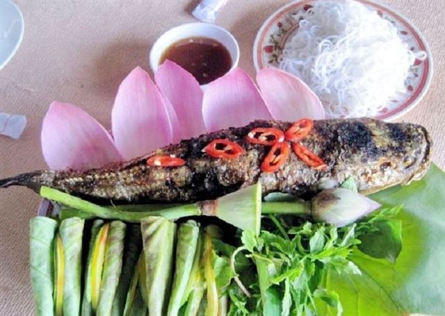 Cá lóc nướng cuốn lá sen non đặc sản Vĩnh Long